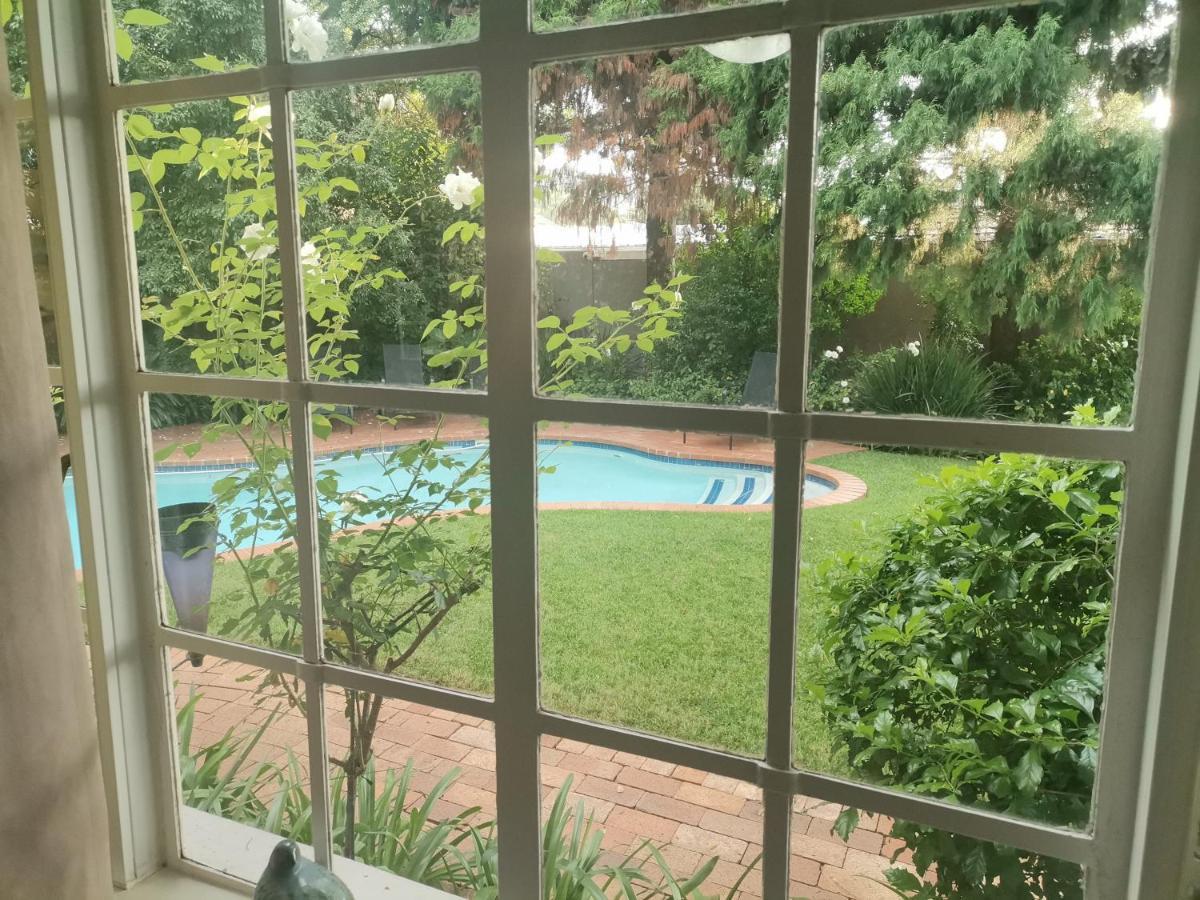 Rosebank Lodge Guesthouse By Claires Johannesburg Exteriör bild