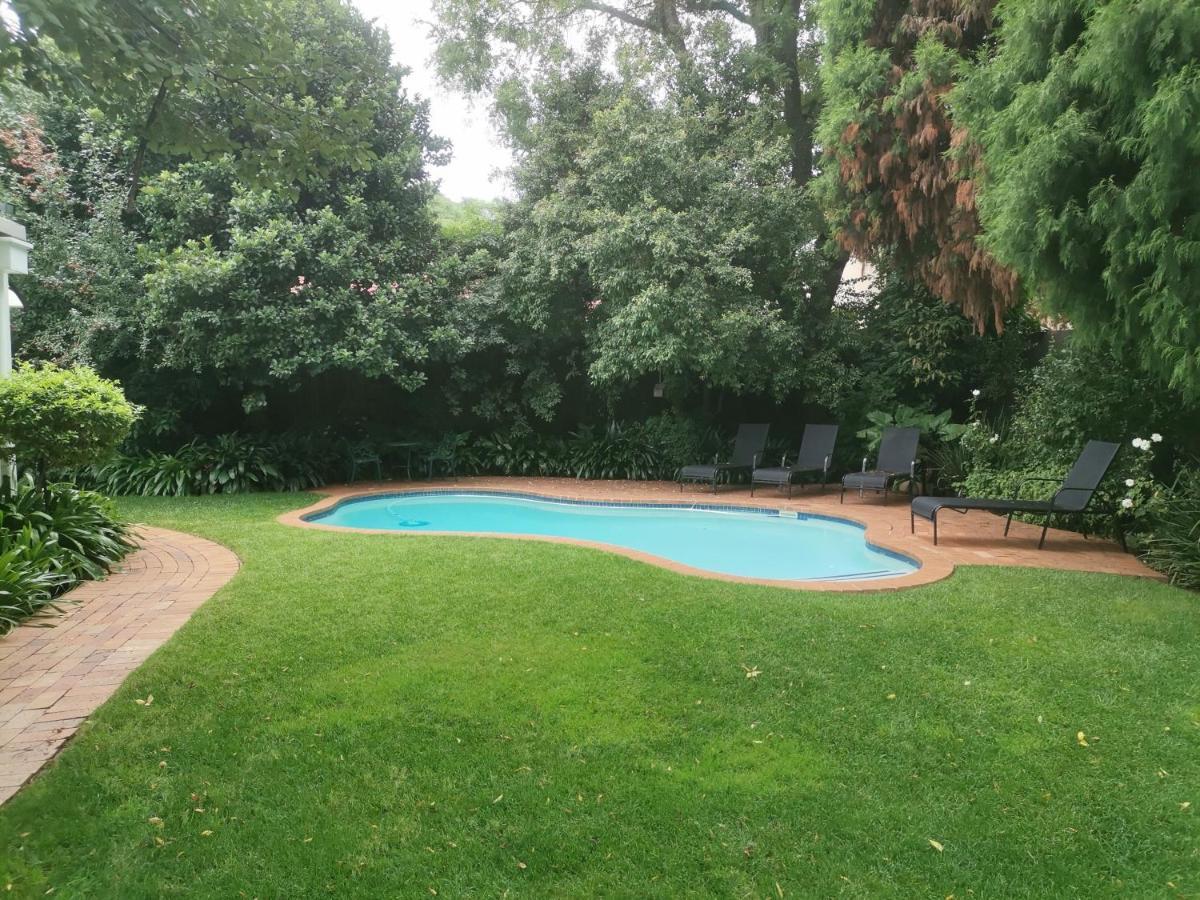 Rosebank Lodge Guesthouse By Claires Johannesburg Exteriör bild