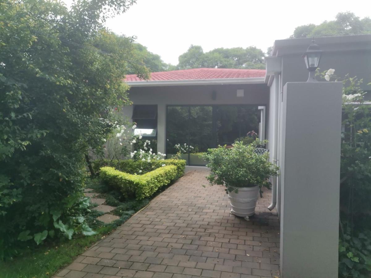 Rosebank Lodge Guesthouse By Claires Johannesburg Exteriör bild
