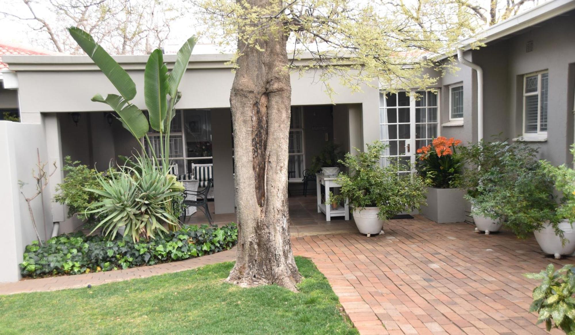 Rosebank Lodge Guesthouse By Claires Johannesburg Exteriör bild