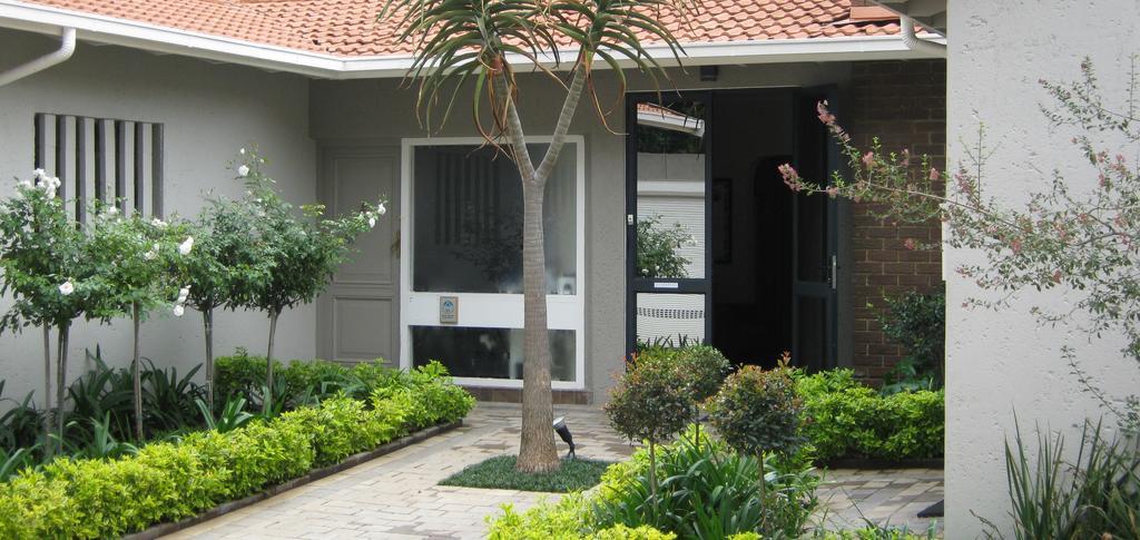 Rosebank Lodge Guesthouse By Claires Johannesburg Exteriör bild