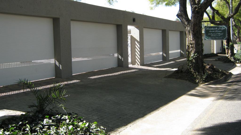 Rosebank Lodge Guesthouse By Claires Johannesburg Exteriör bild