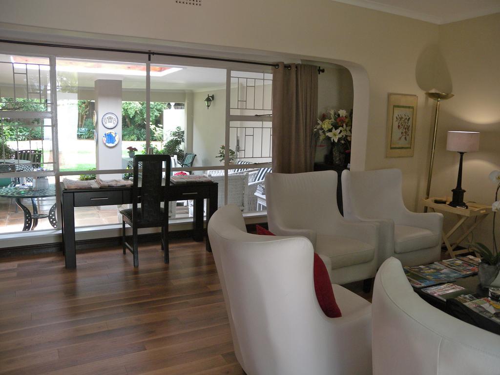 Rosebank Lodge Guesthouse By Claires Johannesburg Exteriör bild