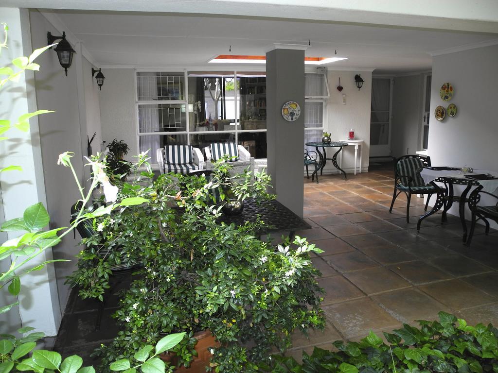 Rosebank Lodge Guesthouse By Claires Johannesburg Exteriör bild