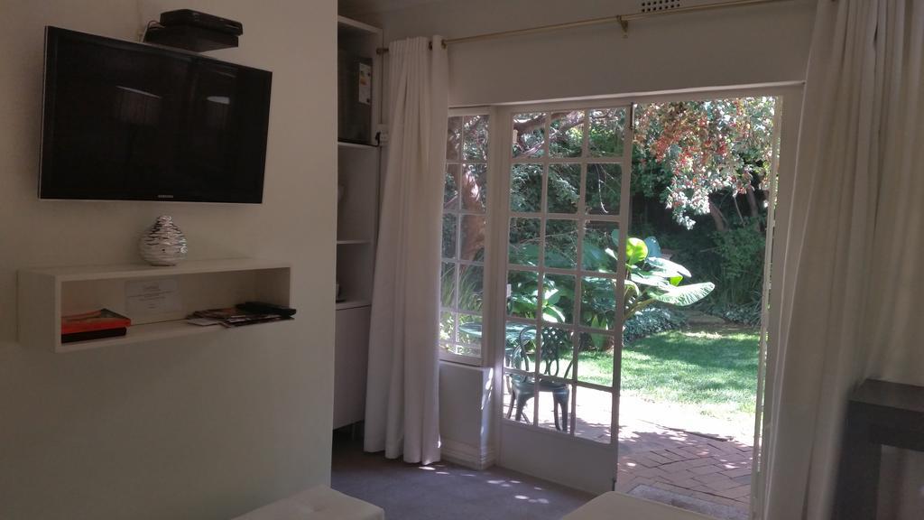Rosebank Lodge Guesthouse By Claires Johannesburg Exteriör bild