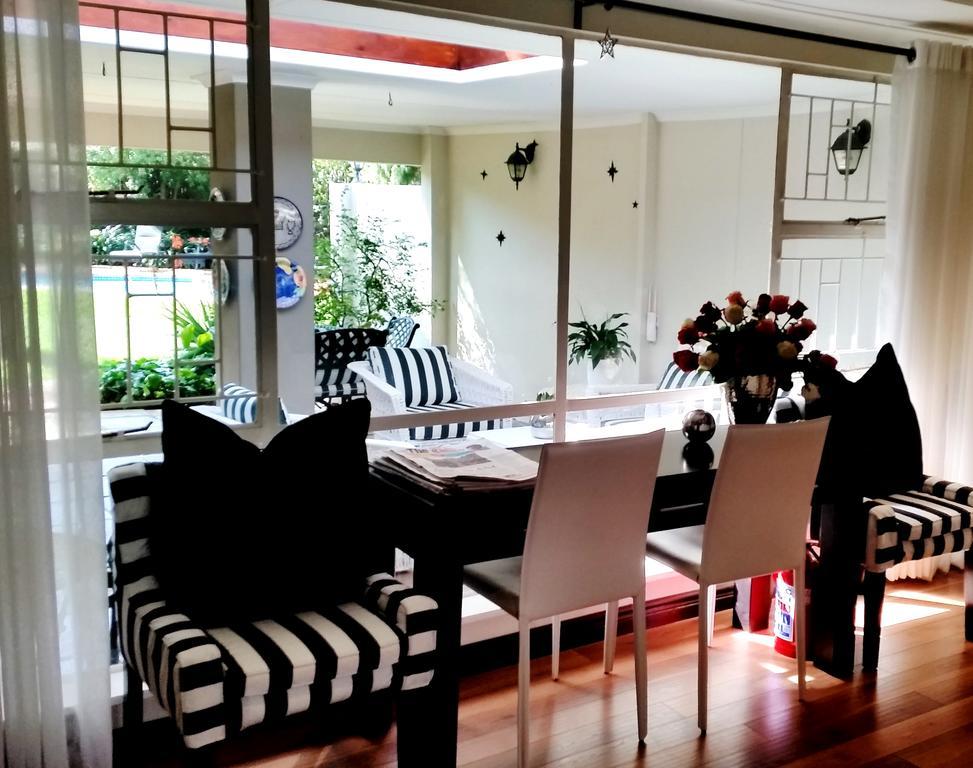 Rosebank Lodge Guesthouse By Claires Johannesburg Exteriör bild