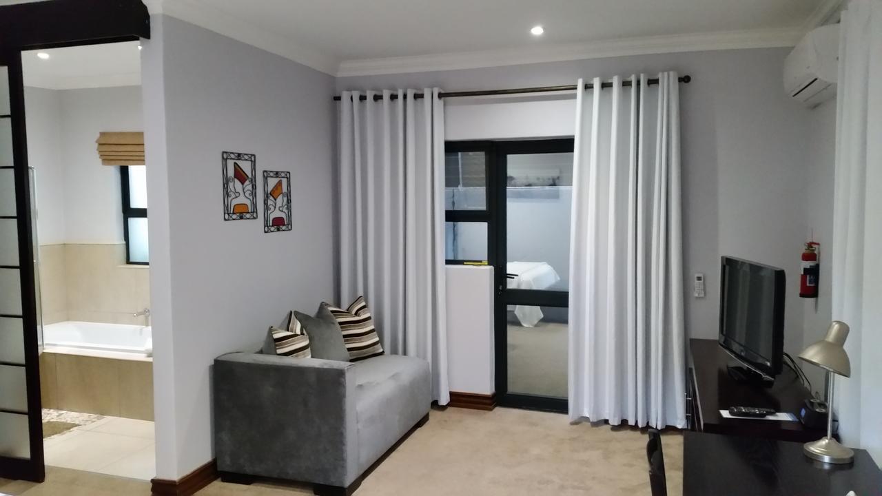 Rosebank Lodge Guesthouse By Claires Johannesburg Exteriör bild