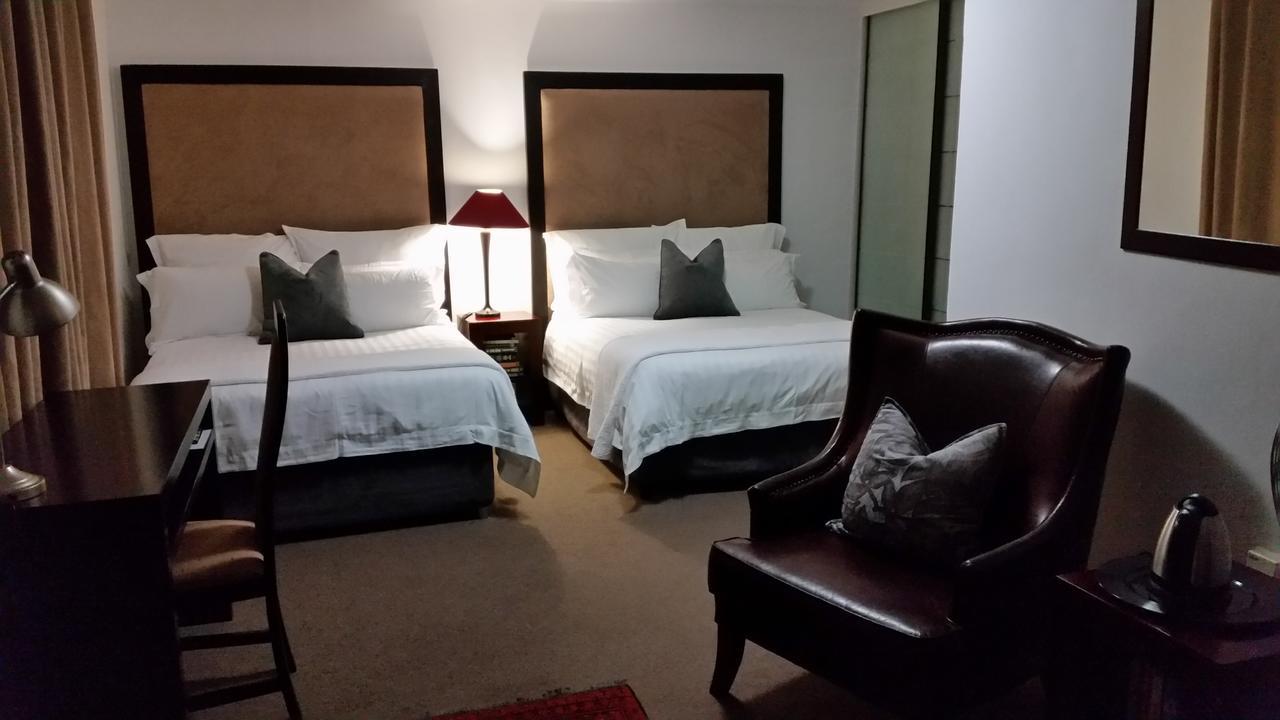 Rosebank Lodge Guesthouse By Claires Johannesburg Exteriör bild