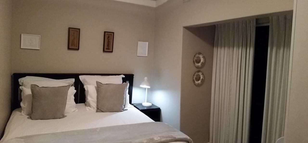 Rosebank Lodge Guesthouse By Claires Johannesburg Exteriör bild